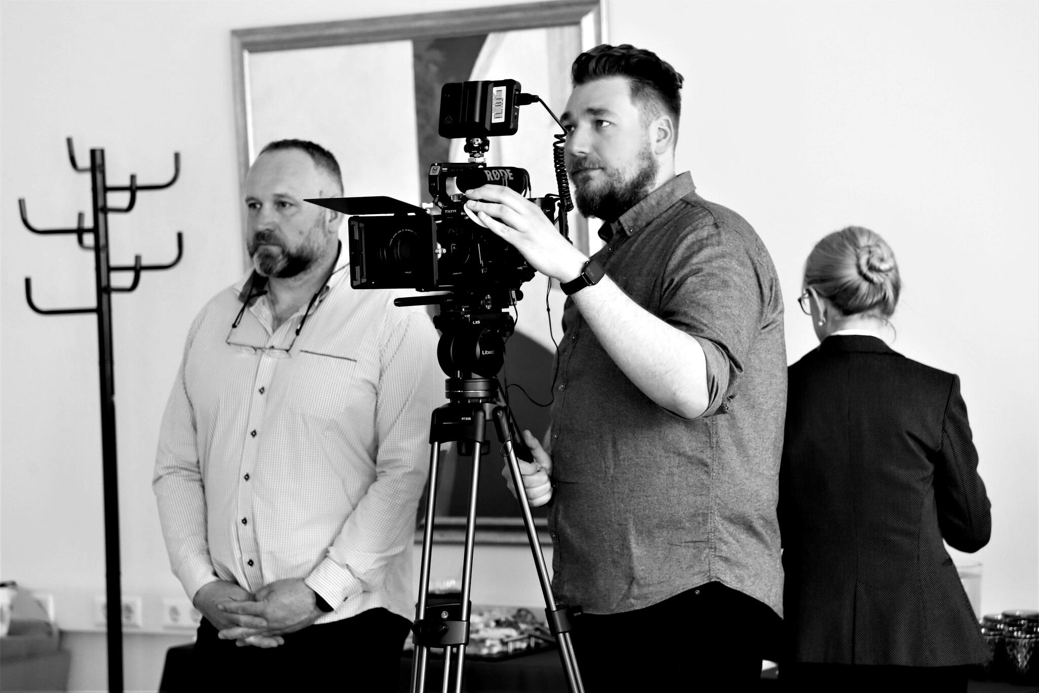 Film relacjonujący wydarzenie związane z brandingiem, w którym Paweł Bezubik dzieli się swoimi doświadczeniami jako grafik i fotograf.