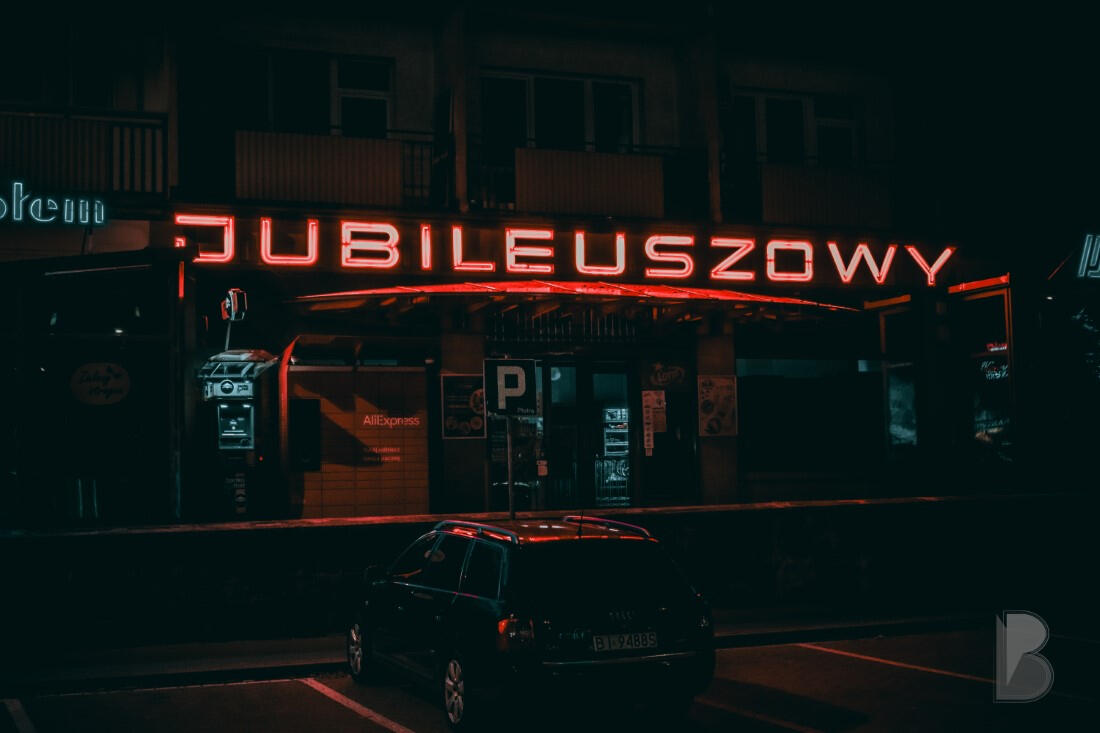 Film relacjonujący wydarzenie związane z brandingiem, w którym Paweł Bezubik dzieli się swoimi doświadczeniami jako grafik i fotograf.